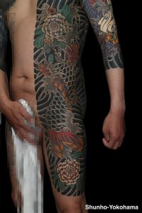 和彫り 手彫り 刺青 タトゥー tattoo 横浜 俊宝 龍魚 登竜門 菊 dragoncarp dragonfish 入れ墨